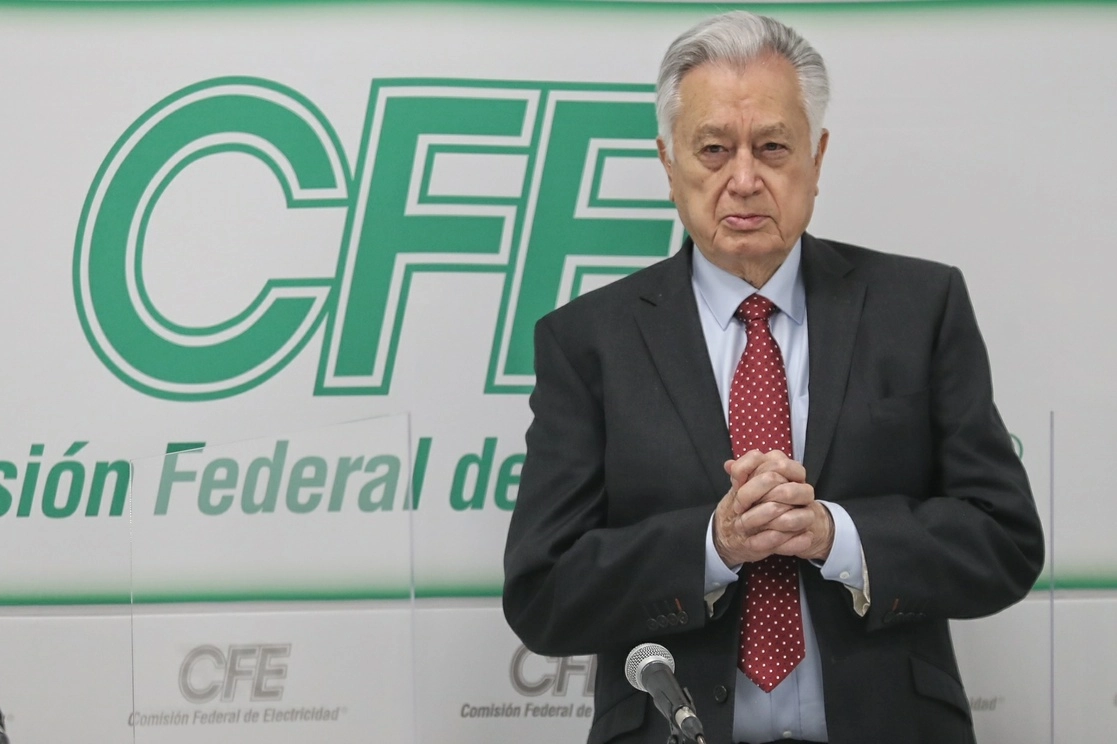 Manuel Bartlett Díaz, director de la CFE. Foto Marco Peláez / Archivo