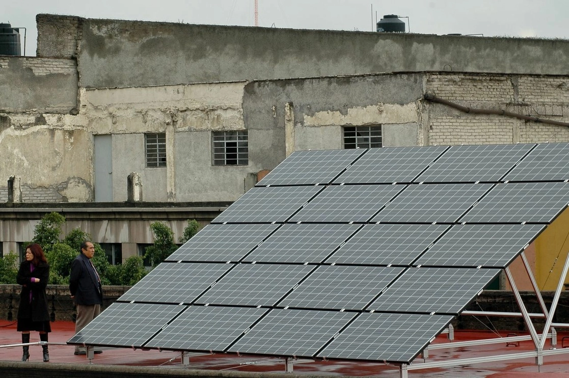 Paneles solares colocadas en el techo del Instituto de Ciencia y Tecnología de la Ciudad de México. Foto Cuartoscuro / archivo 