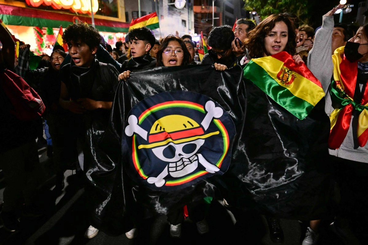 Partidarios del ex presidente boliviano y candidato presidencial por la alianza Libertad y Democracia (Libre), Jorge 'Tuto' Quiroga, sostienen una bandera del manga One Piece durante una protesta tras los resultados de la segunda vuelta de las elecciones presidenciales en La Paz.