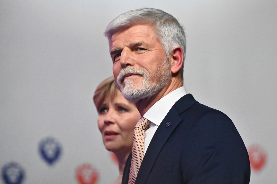 Pavel, un ex paracaidista, obtuvo 57.4% de los votos, confirmando la tendencia de las encuestas, y el ex primer ministro Andrej Babis 42.6, tras el recuento de 93% de los sufragios. Foto Afp