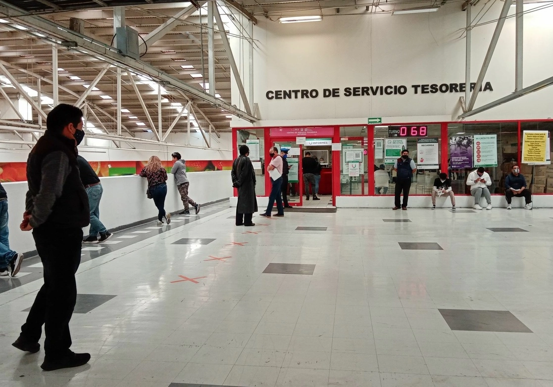 Según el informe de recaudación por impuesto predial 2020 por alcaldía, de la Secretaría de Administración y Finanzas, el conjunto de las 9 demarcaciones que serán gobernadas los próximos tres años por los partidos de la alianza Va por México, generó 84.26 por ciento del gravamen. En la imagen, filas para el pago del impuesto predial en la alcaldía Cuauhtémoc. Foto Cuartoscuro / Archivo