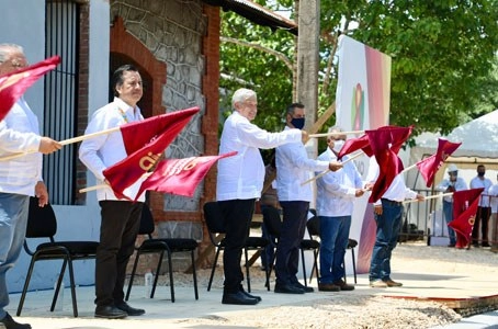El presidente Andrés Manuel López Obrador y los gobernadores de Veracruz y Oaxaca, Cuitláhuac García y Alejandro Murat, respectivamente, inspeccionaron ayer los avances de las obras del tren transístmico, el cual conectará los puertos de Salina Cruz y Coatzacoalcos. Foto ‘La Jornada’