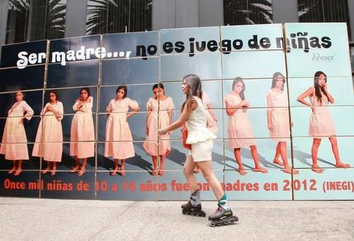 El problema es que las adolescentes estén cuidando hijos en la segunda década de su existencia. Una etapa en que tendrían que estar estudiando, preparándose para alcanzar niveles más altos de escolaridad, para crecer con todas sus potencialidades. Foto Roberto García Ortiz / Archivo