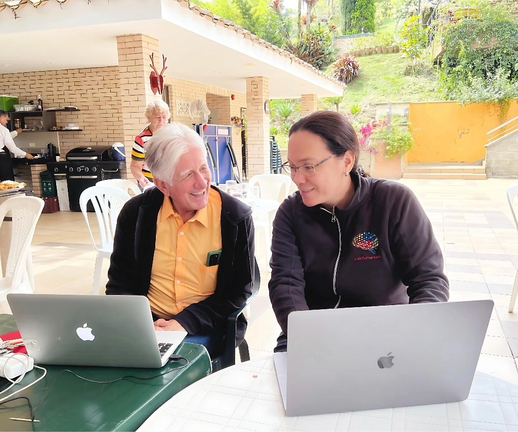 Yakeel Quiroz (derecha), del Hospital General de Massachusetts, conversa con el Dr. Francisco Lopera (izquierda), de la Universidad de  Antioquia sobre la investigación para prevenir el Alzhéimer. Foto Ap 
