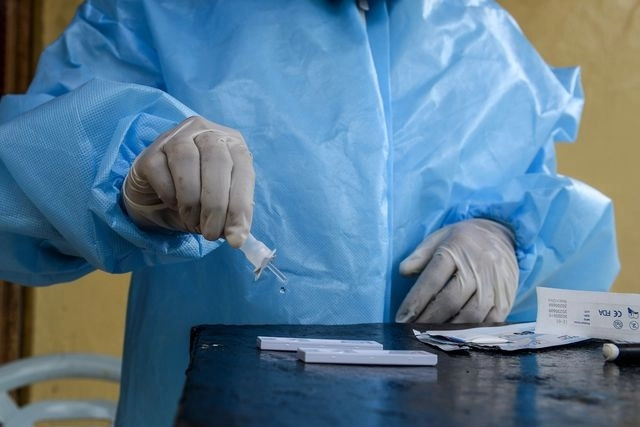 Personal médico realiza una prueba de detección de Covid-19. Foto Afp
