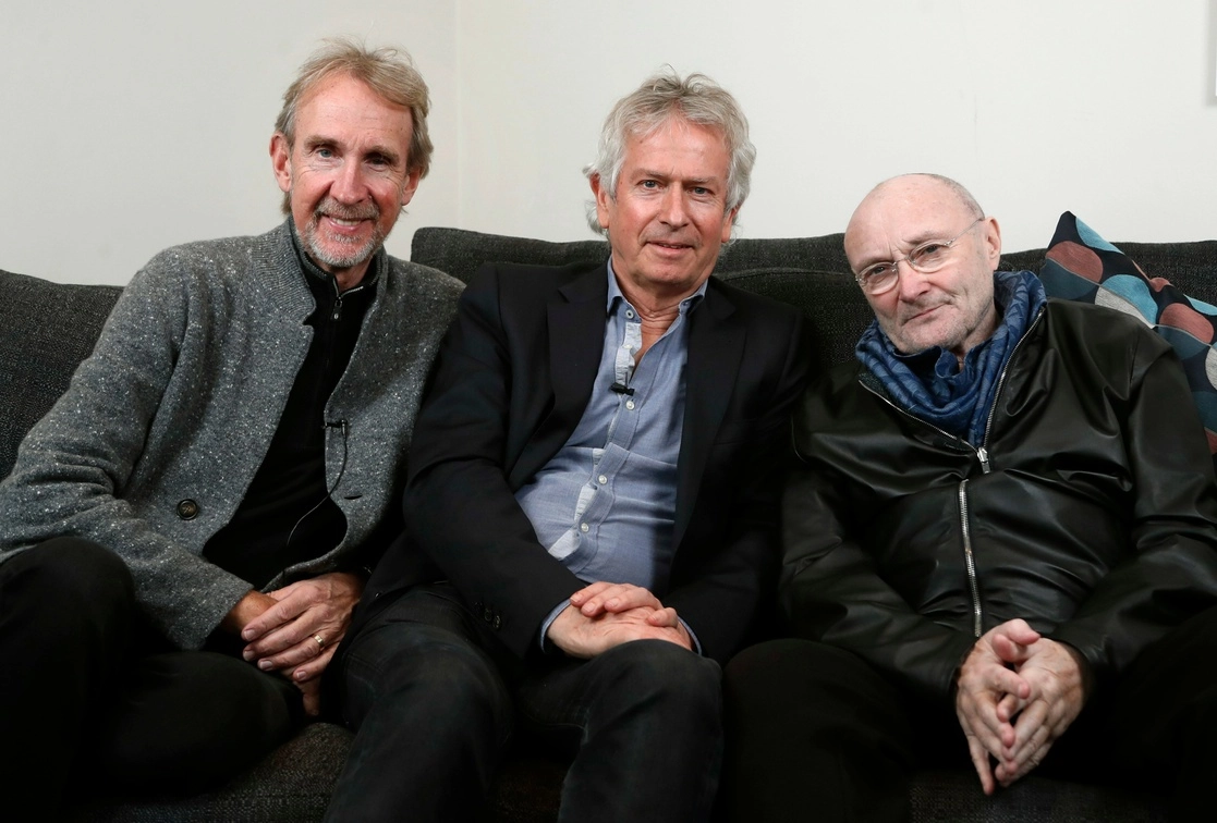 Los integrantes de la banda Genesis (de izq. a der.) Mike Rutherford, Tony Banks y Phil Collins posan para una foto durante una entrevista en Londres, el 4 de marzo de 2020. Foto Ap / Frank Augstein