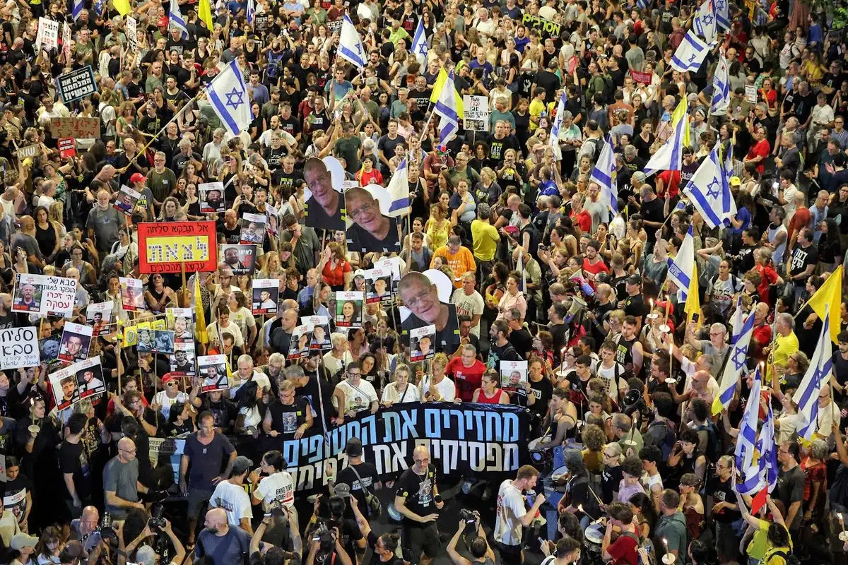 Decenas de miles de personas salieron a las calles de Tel Aviv para exigir al primer ministro, Benjamin Netanyahu, que suspenda inmediatamente sus planes de ocupar el enclave, mientras en la franja la ofensiva israelí continuó con 47 palestinos asesinados, 23 de ellos mientras buscaban comida. Foto 