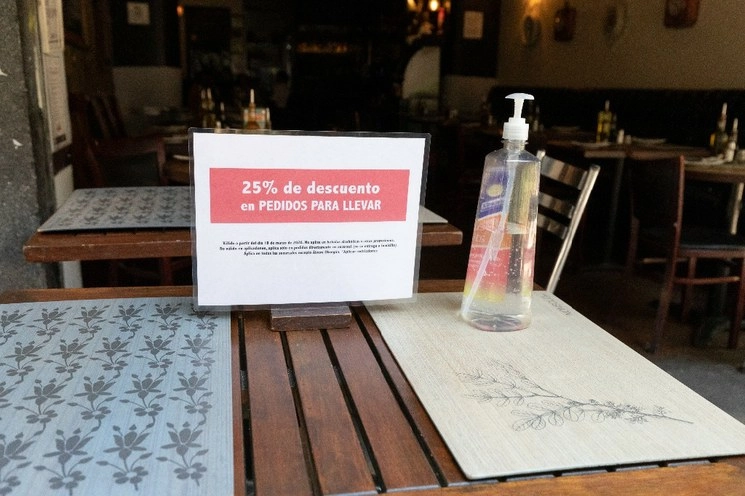 Un restaurante ubicado en la calle de Motolinia, en el Centro Histórico de la CDMX, ofrece gel antibacterial y comida para llevar a sus clientes, como medidas preventivas para evitar contagios de Covid-19, el a23 de marzo de 2020. Foto Pablo Ramos