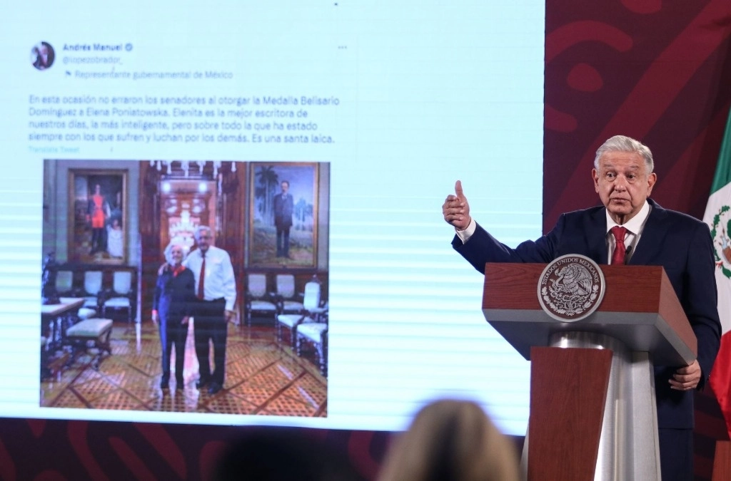 El presidente López Obrador reiteró su admiración a la escritora Elena Poniatowska, y difundió en la pantalla su mensaje en redes sociales que publicó ayer. Foto Cuartoscuro 