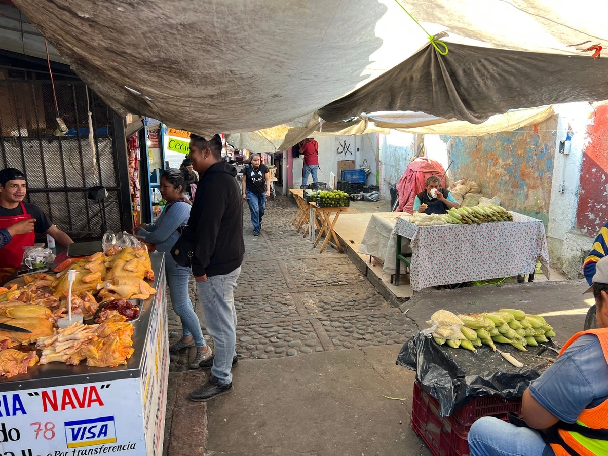Los 56 comerciantes de la Plaza Cívica, por su parte mencionaron, que esta administración al inicio, en  enero de este año, “dejó de brindarnos los servicios públicos, en este caso el  servicio de recolección de  basura, aquí, porque argumentaba que no quería que siguiéramos generando más derechos”, dijeron.