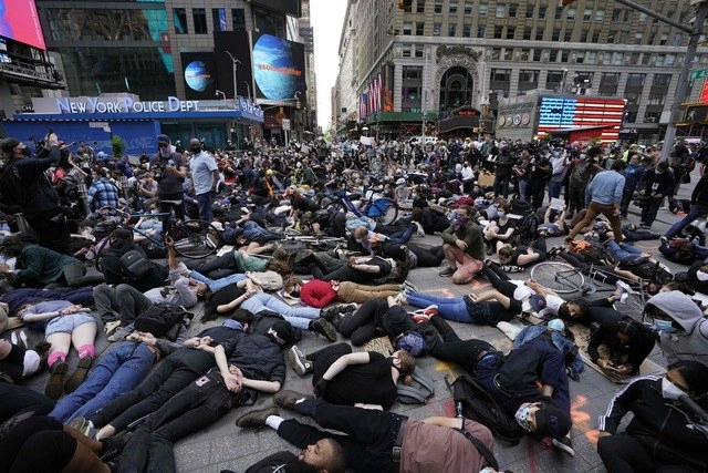Manifestantes en Times Square yacen en el suelo con las manos a la espalda en un llamado de justicia para George Floyd. Foto Afp