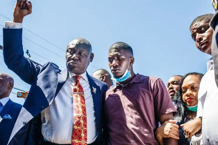 Quincy Mason, hijo de George Floyd, y el abogado de la familia, Ben Crump, visitan el lugar donde Floyd fue arrestado el 25 de mayo y murió mientras estaba bajo custodia policial. Foto Ap