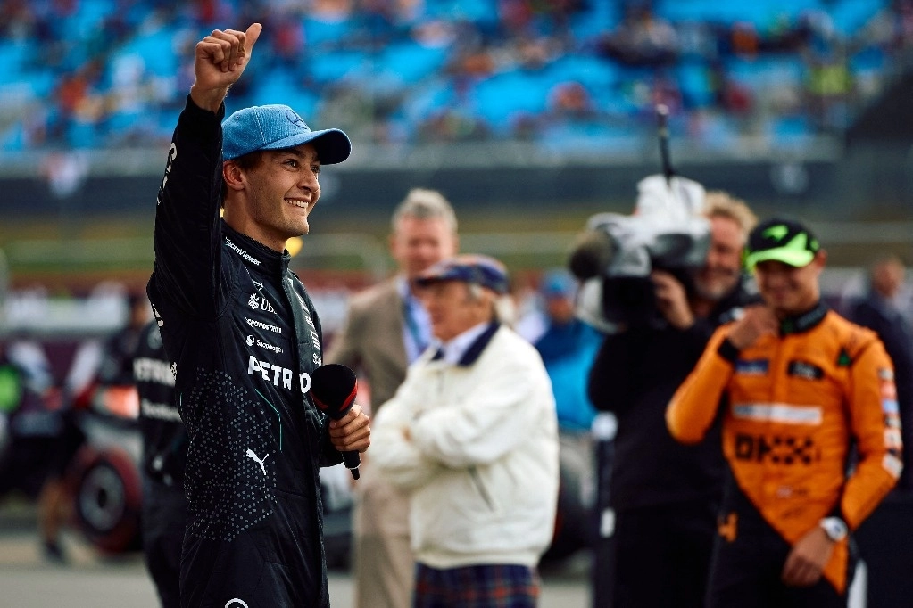 El piloto George Russell celebra su triunfo en Silverstone. Foto Afp   