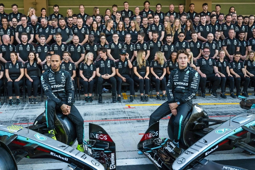 Los pilotos británicos Lewis Hamilton y George Russell, junto con el equipo de Mercedes, previo a la carrera del GP de Abu Dabi, el 5 de diciembre de 2024. Foto Afp
