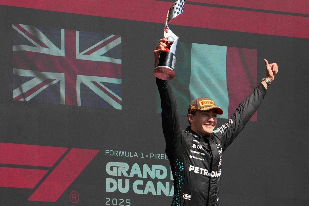 El piloto británico de Mercedes, George Russell, sostiene el trofeo en el podio tras ganar el GP de Canadá de F1 en el Circuito Gilles-Villeneuve de Montreal, el 15 de junio de 2025. Foto 