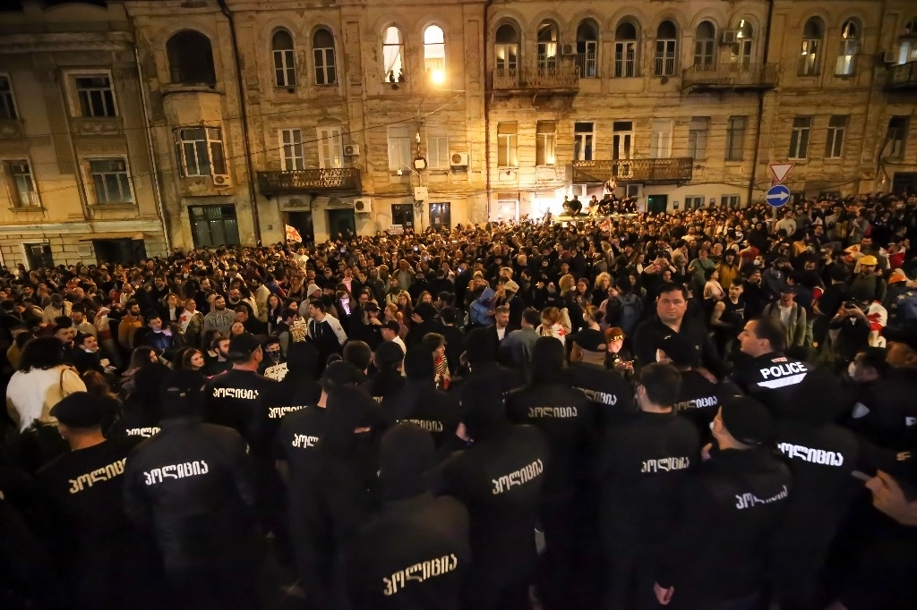 La policía intenta bloquear a los manifestantes reunidos frente al edificio del parlamento en Tbilisi, Georgia, el jueves 18 de abril de 2024, para protestar contra "la ley rusa", similar a una ley que Rusia utiliza para estigmatizar a los medios de comunicación independientes y a las organizaciones consideradas en desacuerdo. con el Kremlin. Foto Ap