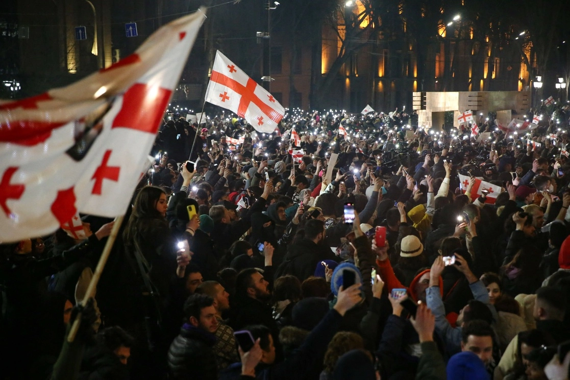 Opositores en Georgina, durante la manifestación frente al parlamento en Tbilisi ayer 9 de marzo, previo a que el Parlamento rechazará el proyecto de ley sobre "agentes extranjeros". Foto AFP