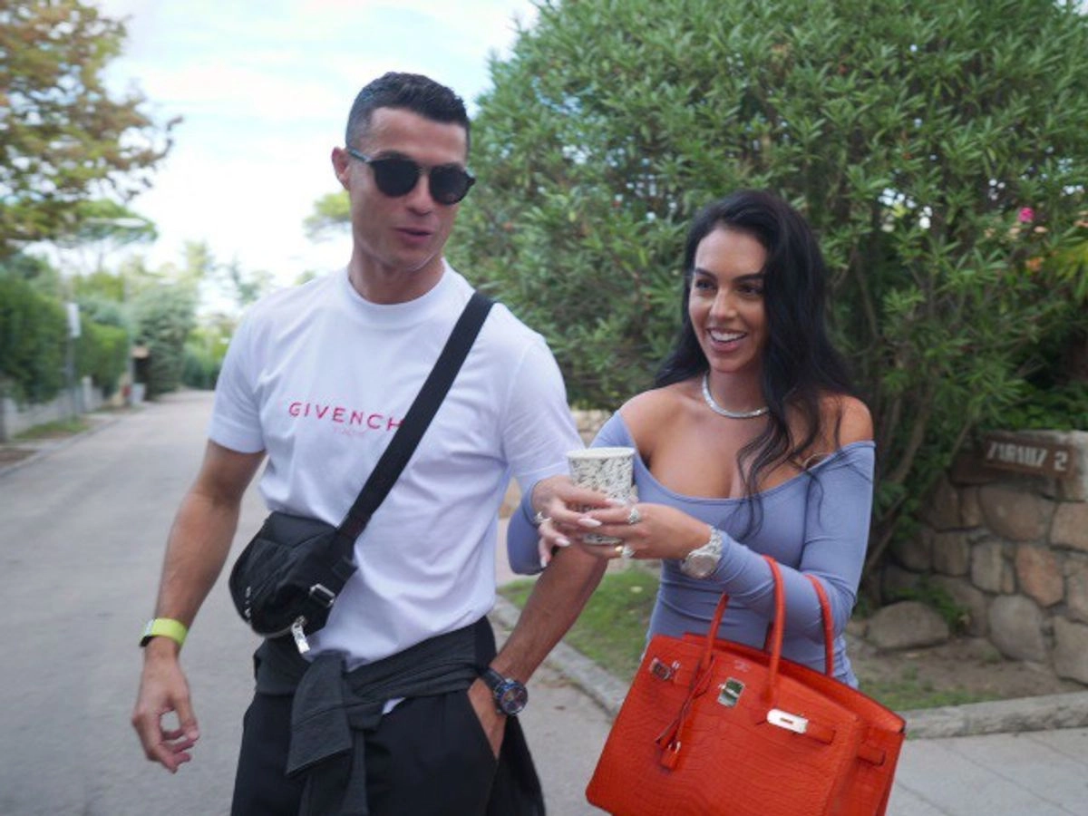 Georgina Rodríguez y Cristiano Ronaldo se casan. En una emotiva publicación en su cuenta de Instagram, Georgina a compartido con sus seguidores la gran noticia de su compromiso con el futbolista portugués: "Sí, quiero. En esta y en todas mis vidas" ha dicho junto a la imagen del espectacular anillo. Foto