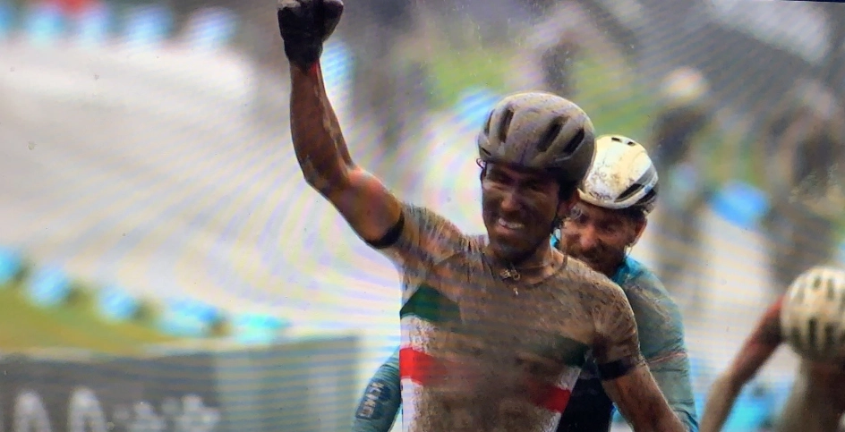 El ciclomontañista Gerardo Ulloa festeja su triunfo en la carrera en circuito corto de la Copa del Mundo. Foto Twitter @JuanitoGrana2
