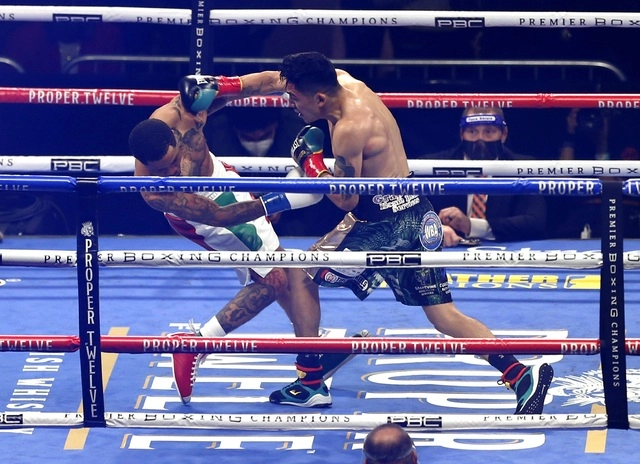 Gervonta Davis desplomó a boxeador mexicano Leo Santa Cruz en en sexto round, con izquierdazo que lo dejó tendido en su esquina. Foto Ap