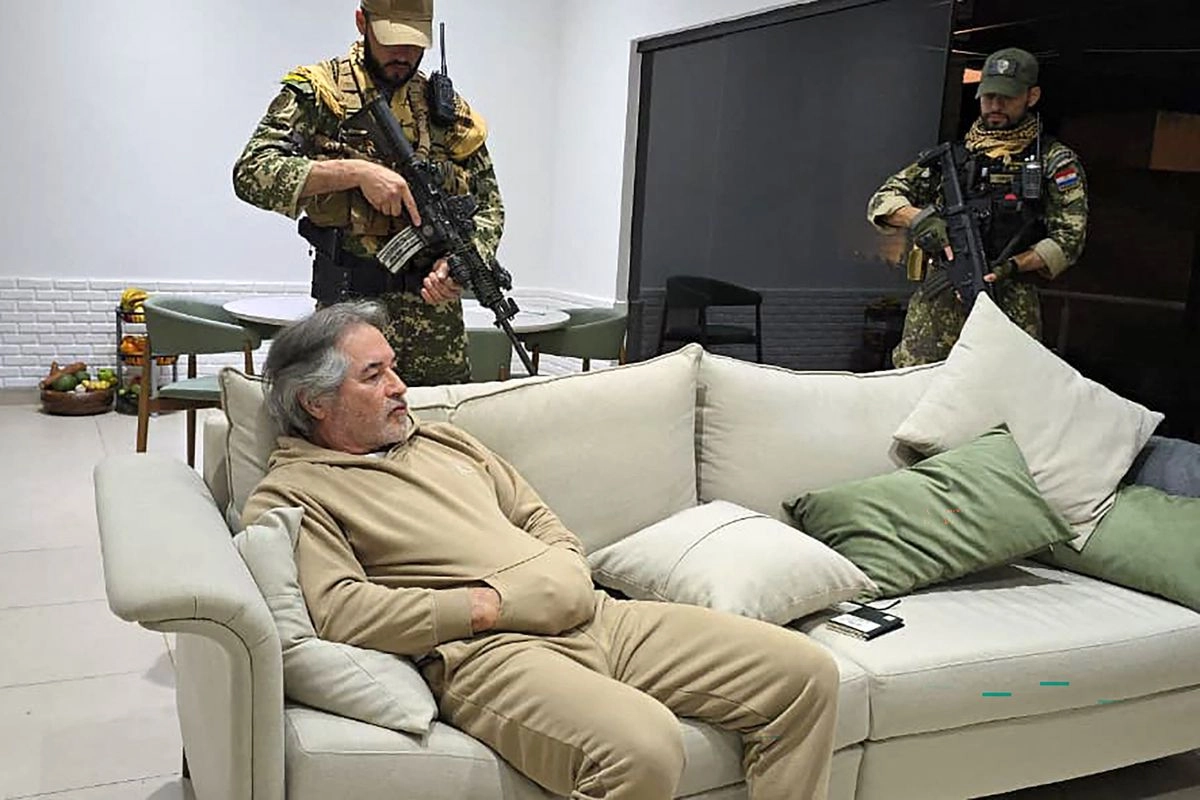 Hernán Bermúdez Requena, exsecretario de seguridad de Tabasco, es custodiado por miembros de la Secretaría Nacional Antidrogas de Paraguay tras su arresto en Mariano Roque Alonso, cerca de Asunción, en días pasados. 