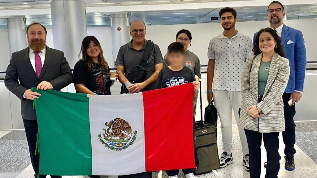 Desde hace días, la embajada de México en Líbano ha identificado a mexicanos que desean salir de esa zona debido al conflicto por los ataques y bombardeos de Israel. Foto @SRE_mx 