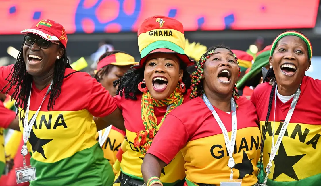 Aficionadas durante el partido correspondiente al Grupo H entre Surcorea y Ghana en la Copa Mundial de la FIFA 2022, en el Estadio Ciudad de la Educación en Al Rayyan, Qatar, el 28 de noviembre de 2022. Foto Xinhua