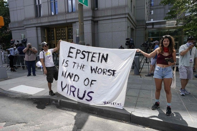 Protesta afuera de la corte en NY donde Ghislaine Maxwell se declaró no culpable de seis delitos vinculados al tráfico sexual de jovencitas para satisfacer los deseos de su ex pareja, el financista estadunidense Jeffrey Epstein. Foto Afp