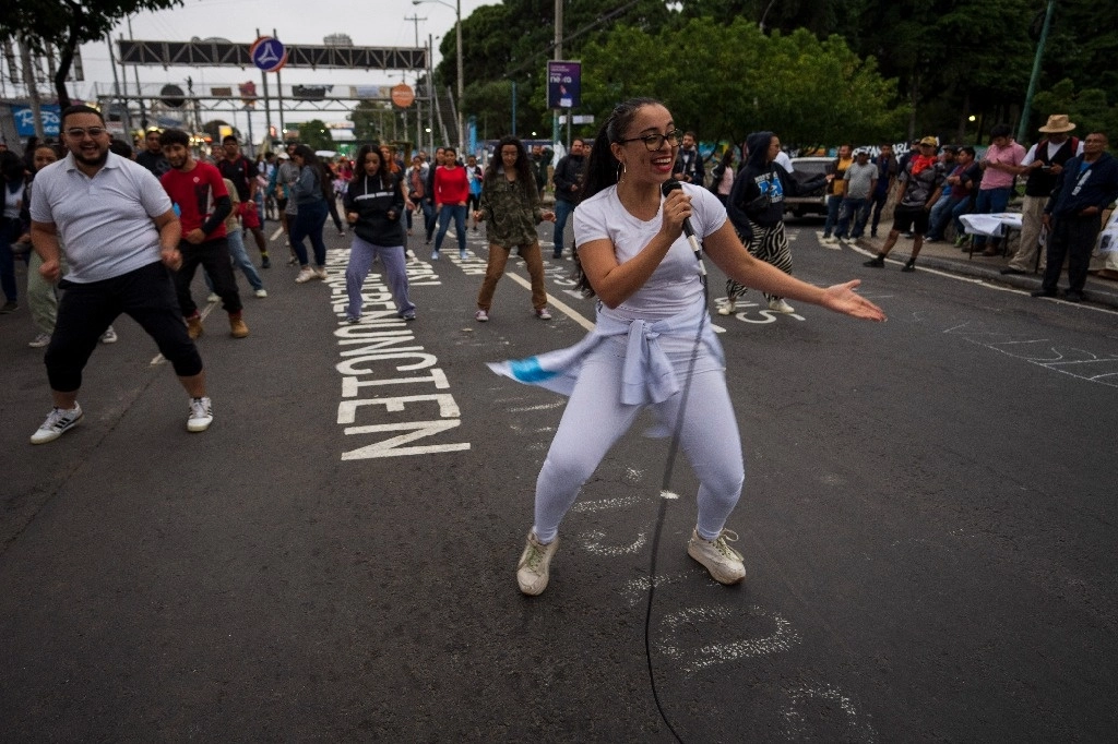 Estudiantes de la Universidad Nacional de Guatemala se unieron ayer al paro en defensa de la democracia y tomaron clases de danza en la calle. Los inconformes exigen la renuncia de la fiscal general, Consuelo Porras, y otros funcionarios del sistema judicial. Foto Ap 