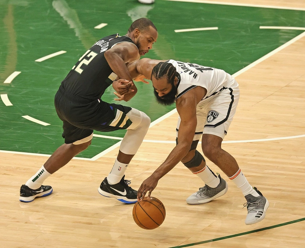 James Harden de los Nets disputa el balón con Khris Middleton de Milwaukee Bucks. Foto Ap