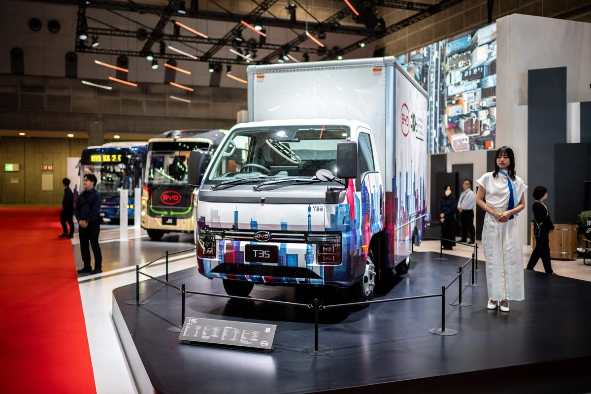 Un camión BYD T35 (delantero) se exhibe durante el día de prensa del Japan Mobility Show en Tokio el 29 de octubre de 2025. Foto