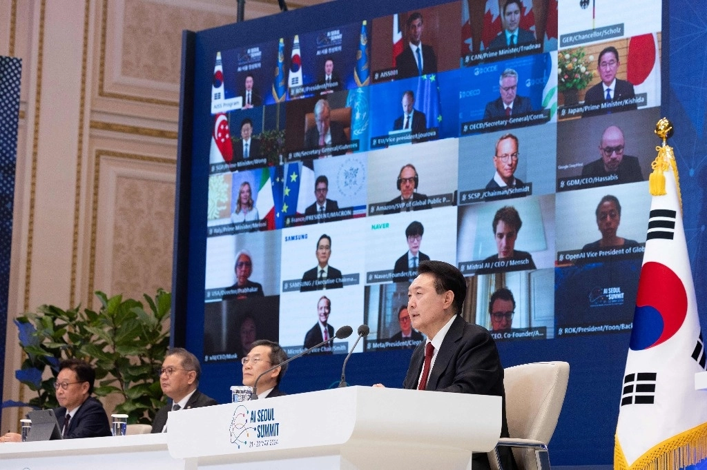 Más de una decena de las empresas líderes en Inteligencia Artificial asumieron nuevos compromisos sobre el desarrollo seguro de esta tecnología durante una reunión del sector en Corea del Sur, el 21 de mayo de 2024. Foto Handout / Oficina Presidencial de Corea del Sur / Afp