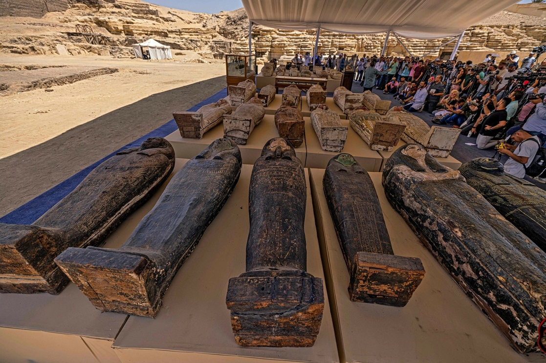 Sarcófagos que datan del Período Tardío egipcio (alrededor del siglo V a. C.) se exhiben después de haber sido descubiertos por una misión encabezada por el Consejo Supremo de Antigüedades de Egipto, en el cementerio de Bubastian, el 30 de mayo de 2022. Foto Afp