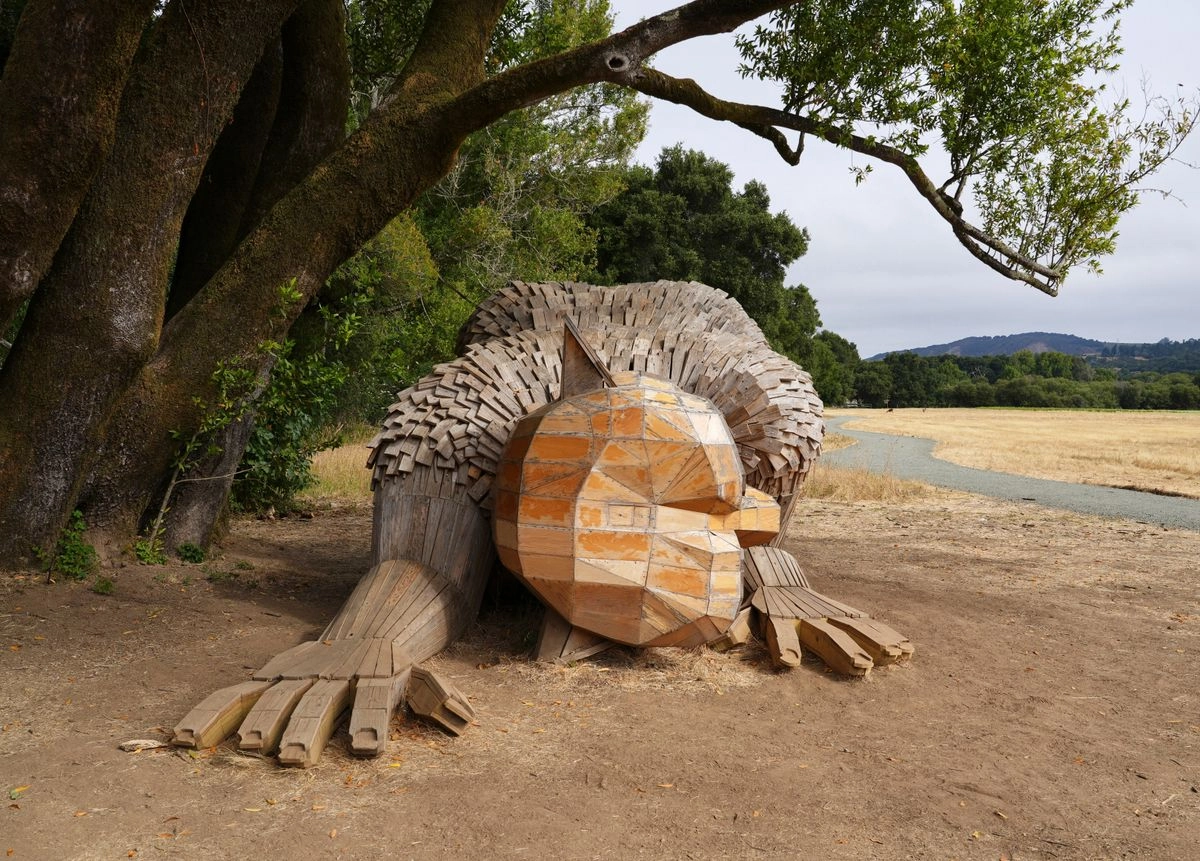 Esculturas llamadas Los troles salvan a los humanos, hechas con material reciclado, invitan al público a vivir en el bosque. Las piezas están expuestas en Woodside, California. Foto