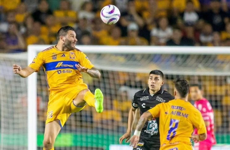 André Pierre Gignac gesticula en una de las jugadas del encuentro. Foto Afp