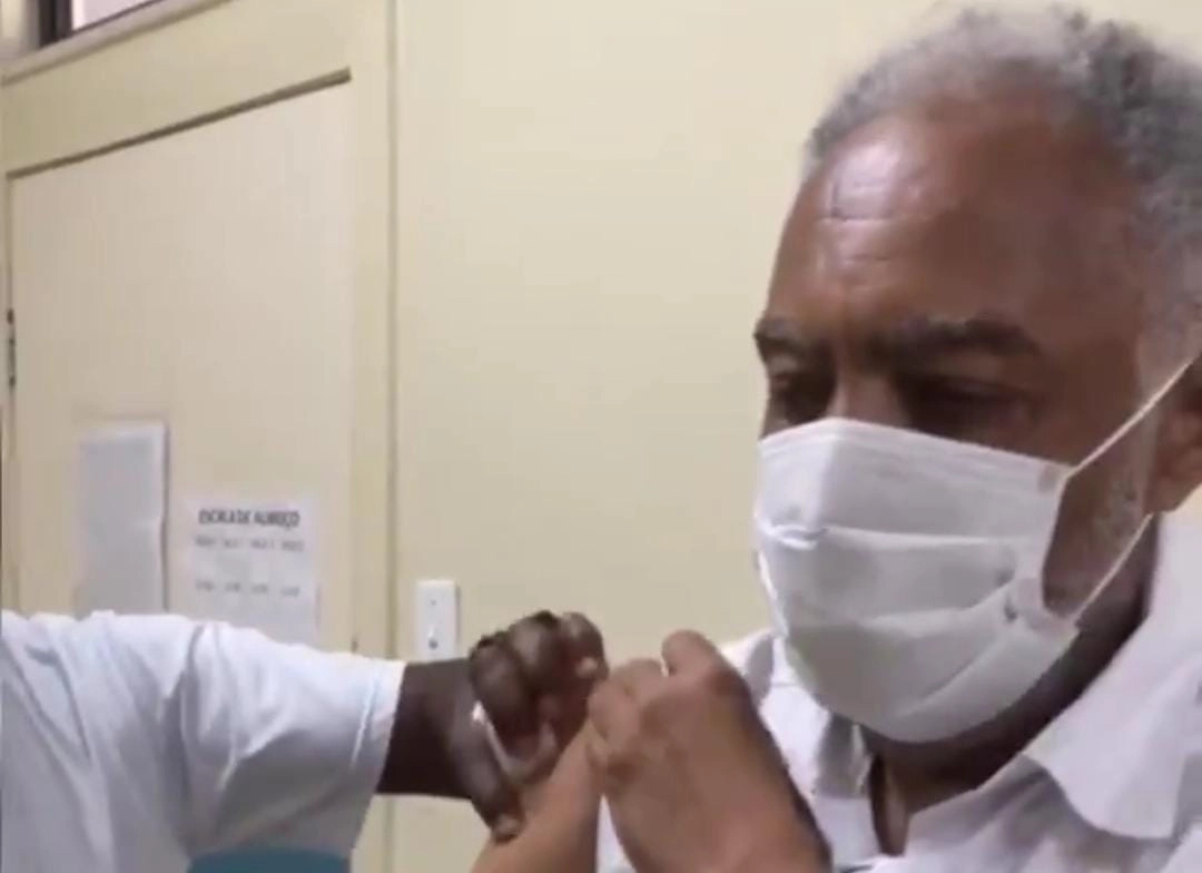 Captura de pantalla del video difundido por el cantante Gilberto Gil en el que se ve cómo recibe la vacuna contra el Covid-19.