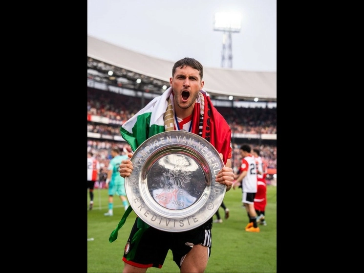 Santi Giménez celebró con la bandera de México el triunfo de su club en la Eredivise, donde suma 15 goles a falta de dos fechas y a dos tantos del líder Anastasios Douvikas. Foto @Feyenoord




