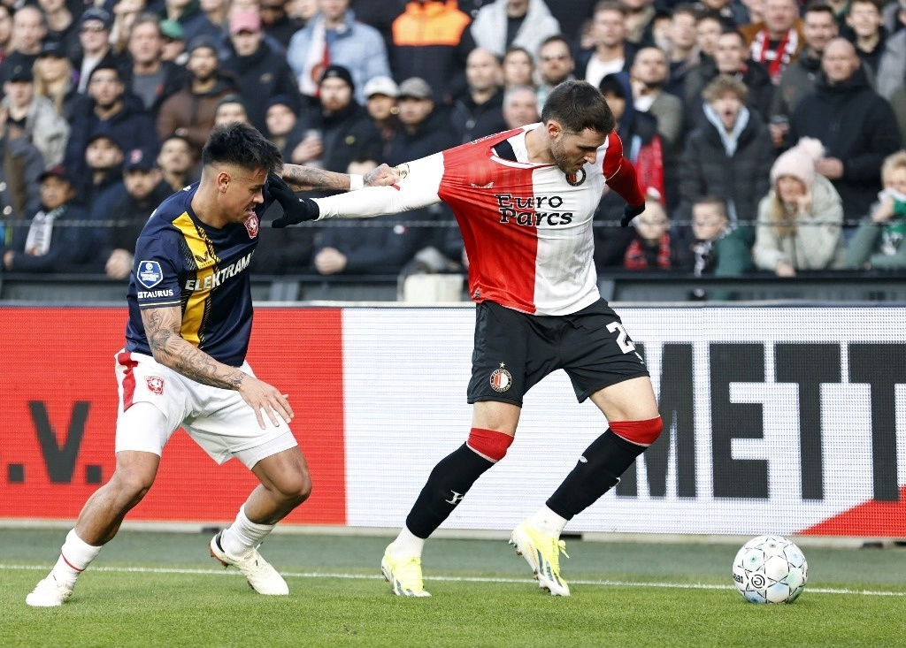 El mexicano Santiago Giménez continúa con una racha complicada después de haber fallado un penal en el empate a cero entre el Feyenoord y el Twente en la jornada 19 de la Eredivisie de Países Bajos. Foto Afp
