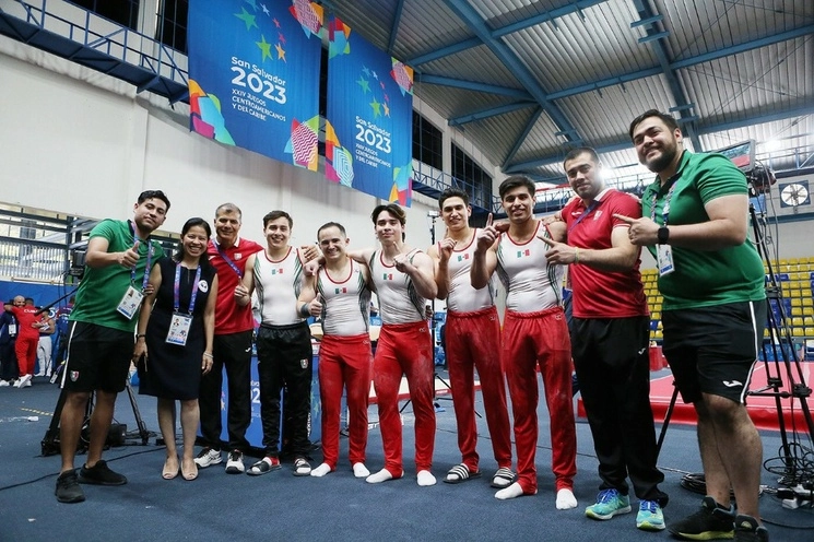 El equipo ganador y sus entrenadores. Foto Conade