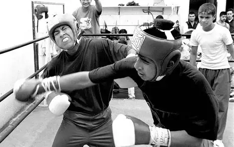 El Romanza (imagen), gimnasio mítico en Iztacalco, de donde emergieron figuras memorables del boxeo, como Juan Manuel Márquez, Daniel Zaragoza o Gilberto Román, cerró sus puertas ante la emergencia sanitaria por el coronavirus, lo que significa cortar de tajo el trabajo devoto de puñados de jóvenes que sueñan con la gloria. Foto Juan Manuel Vázquez 
