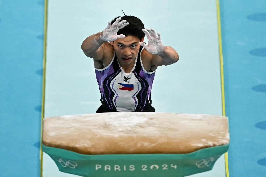 El filipino Carlos Edriel Yulo compite en la final de salto de salto masculino de gimnasia artística durante los Juegos Olímpicos de París 2024 en el Bercy Arena de París, el 4 de agosto de 2024. Foto Afp