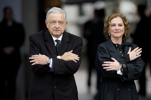 El presidente Andrés Manuel López Obrador y su esposa Beatriz Gutiérrez Muller, a su llegada al Palacio de La Moneda, en Chile, en imagen del 11 de septiembre. Foto Ap