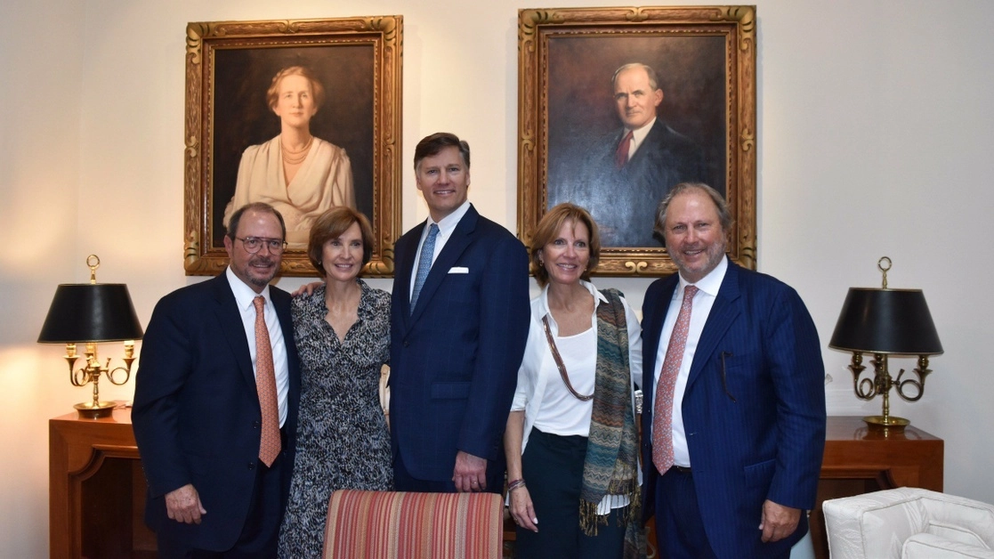 El ex embajador de EU, en México, Christopher Landau (C) junto con integrantes de la familia Jenkins en imagen de archivo. Foto tomada de la cuenta de Twitter @USEmbassyMEX