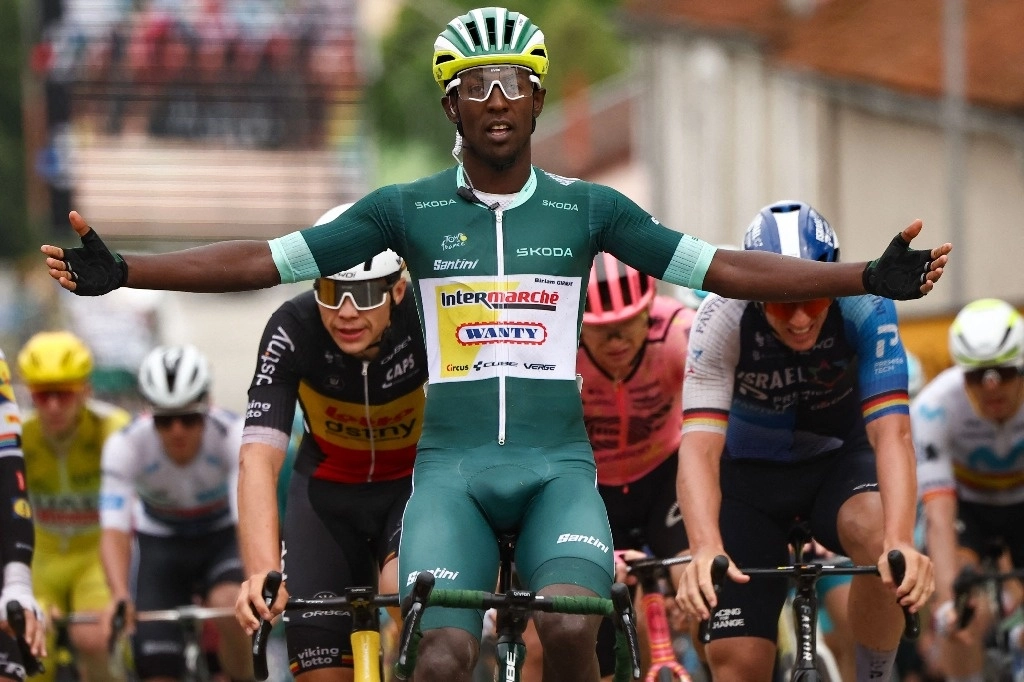 El ciclista eritreo Biniam Girmay, del equipo Intermarche - Wanty, con el maillot verde de velocista, llega a la meta para ganar la octava etapa de la 111ª edición del Tour de Francia, de 183,5 km entre Semur-en-Auxois y Colombey-les-deux-Eglises, el 6 de julio de 2024. Foto Afp