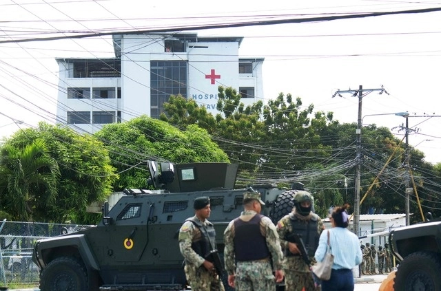 Soldados del ejército ecuatoriano custodian los alrededores del Hospital Naval, donde el exvicepresidente de Ecuador, Jorge Glas, fue trasladado por problemas de salud. Foto Afp