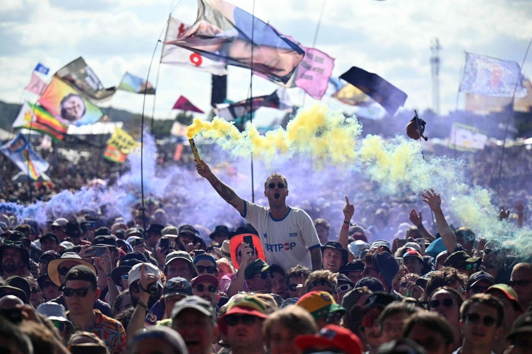 Los asistentes al festival observan a la banda de rock escocesa Franz Ferdinand actuar en el otro escenario durante el tercer día del festival de Glastonbury en Worthy Farm, en el pueblo de Pilton en Somerset, suroeste de Inglaterra, el 27 de junio de 2025. Foto
