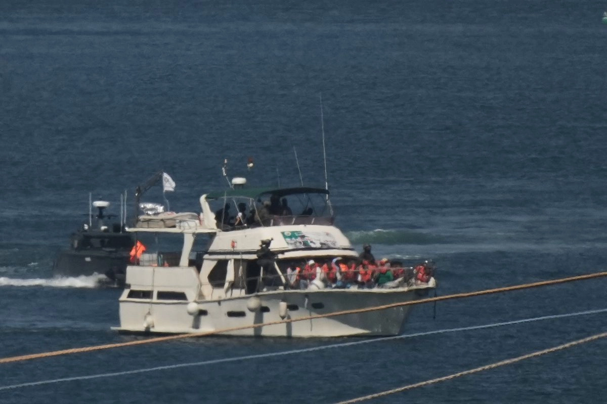 Militares apuntan con sus armas a integrantes de la Global Sumud Flotilla al ser remolcados a un puerto, tras su intercepción en aguas internacionales. El ministro ultraderechista, Ben Gvir, calificó a los voluntarios como “terroristas”.