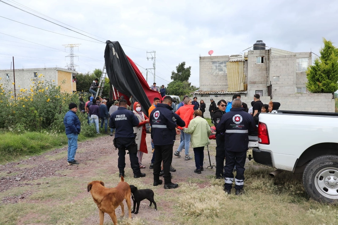 Un globo aerostático, en el que viajaban 12 turistas, aterrizó de emergencia para después impactarse con unos cables de luz, en la comunidad de Santa María, en Acolman, lo que provocó que los tripulantes fueran atendidos por crisis nerviosa, el 22 de septiembre de 2022. Foto ‘La Jornada’