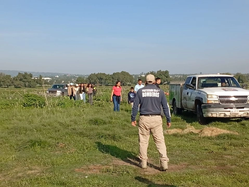 Un globo aerostático que sobrevolaba la zonza arqueológica de Teotihuacán, fue arrastrado por una corriente de viento y tuvo que aterrizar de emergencia en un predio de Acolman, Edomex. Foto 