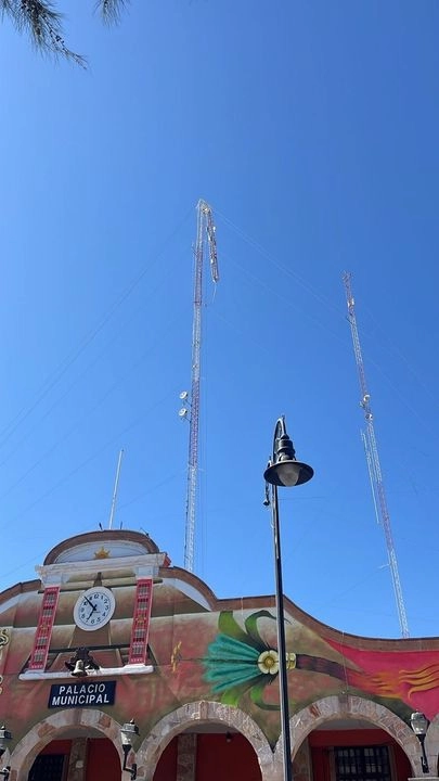 El globo aerostático volaba muy bajo por lo que se impacto en la antena de comunicación localizada en la parte alta del ayuntamiento de Teotihuacán. Foto 